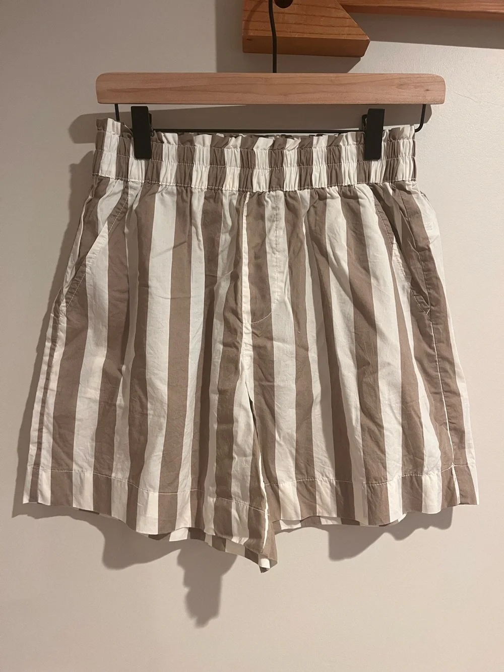 Aerie Striped Tan White Shorts SMALL Pockets Pull on Elastic Casual Boxer Lounge - Picture 1 of 8